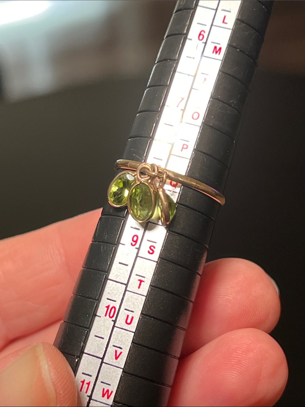Vintage 10k Solid Yellow Gold Green Peridot Gemstone Dangle Charm Ring - Picture 9 of 13